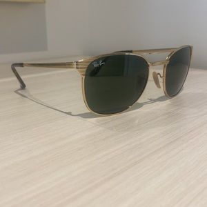 Ray-ban unisex sunglasses. Classic polished metal gold frame. Worn once